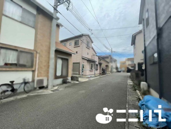 姫路市飾磨区細江、中古一戸建ての前面道路を含む現地写真画像です