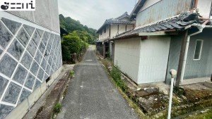 相生市若狭野町寺田、中古一戸建ての前面道路を含む現地写真画像です