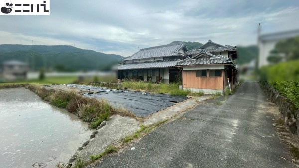 相生市若狭野町寺田、中古一戸建ての前面道路を含む現地写真画像です