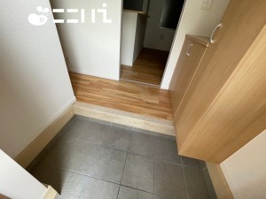 姫路市苫編、中古一戸建ての玄関画像です