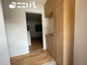 姫路市苫編、中古一戸建ての玄関画像です