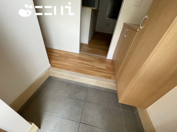 姫路市苫編、中古一戸建ての玄関画像です
