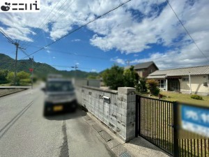たつの市新宮町段之上、中古一戸建ての前面道路を含む現地写真画像です
