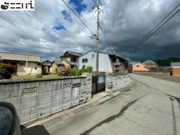 たつの市新宮町段之上、中古一戸建ての前面道路を含む現地写真画像です