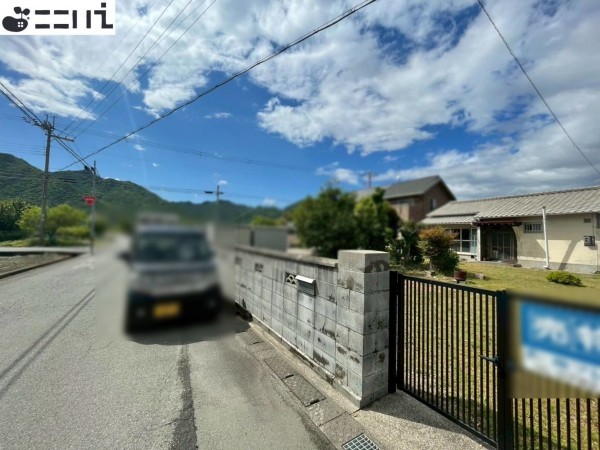 たつの市新宮町段之上、中古一戸建ての前面道路を含む現地写真画像です