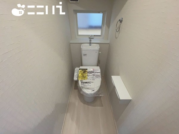 姫路市飾磨区阿成、新築一戸建てのトイレ画像です