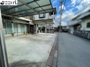 揖保郡太子町矢田部、中古一戸建ての前面道路を含む現地写真画像です