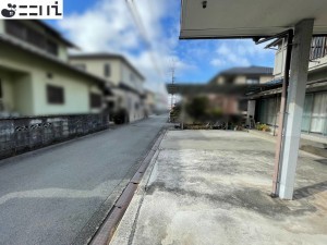 揖保郡太子町矢田部、中古一戸建ての前面道路を含む現地写真画像です