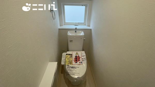 姫路市網干区坂上、新築一戸建てのトイレ画像です