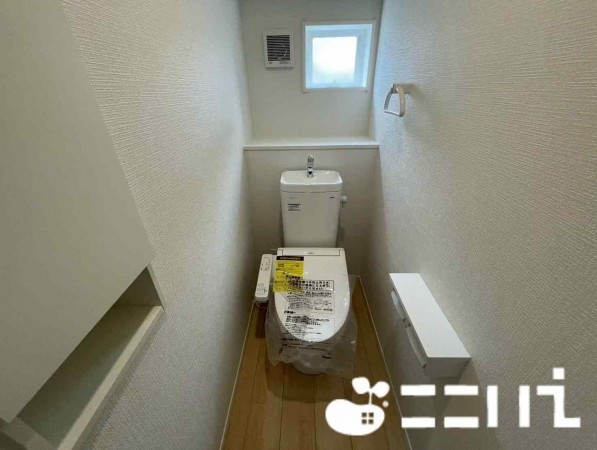 姫路市砥堀、新築一戸建てのトイレ画像です