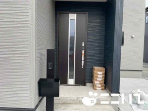 姫路市飾磨区中島、新築一戸建ての玄関画像です