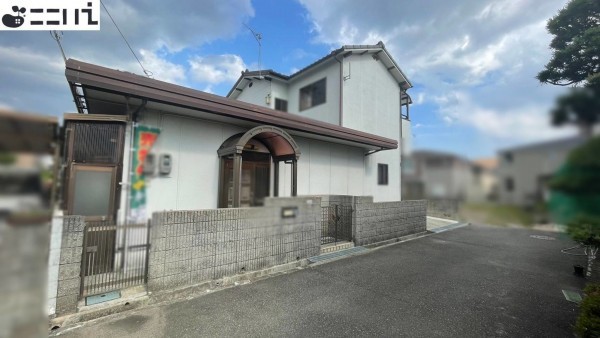 揖保郡太子町鵤、中古一戸建ての前面道路を含む現地写真画像です