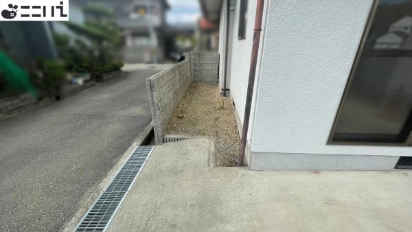 揖保郡太子町鵤、中古一戸建ての前面道路を含む現地写真画像です