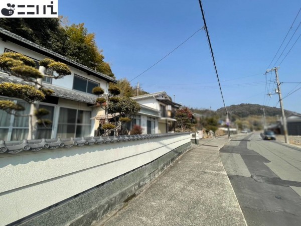 たつの市御津町朝臣、中古一戸建ての前面道路を含む現地写真画像です