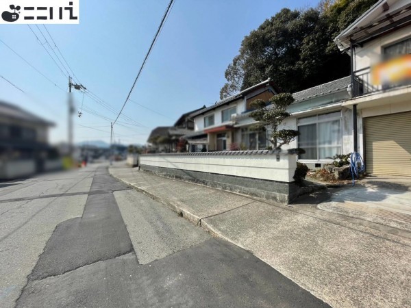 たつの市御津町朝臣、中古一戸建ての前面道路を含む現地写真画像です