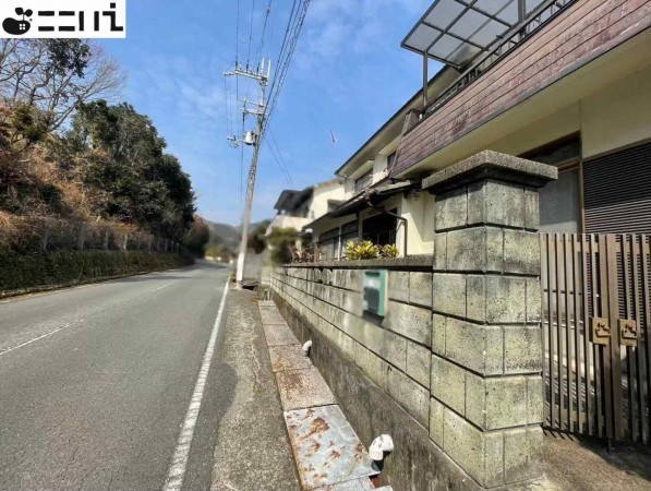 たつの市新宮町宮内、中古一戸建ての前面道路を含む現地写真画像です