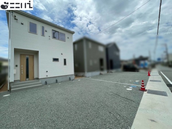 揖保郡太子町太田、新築一戸建ての前面道路を含む現地写真画像です