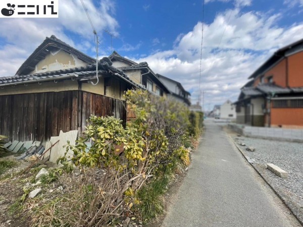 揖保郡太子町米田、中古一戸建ての前面道路を含む現地写真画像です