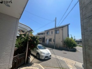 姫路市勝原区宮田、中古一戸建ての前面道路を含む現地写真画像です