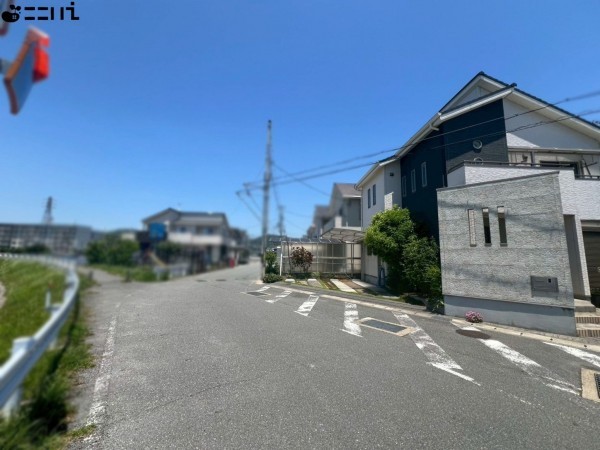 姫路市勝原区宮田、中古一戸建ての前面道路を含む現地写真画像です