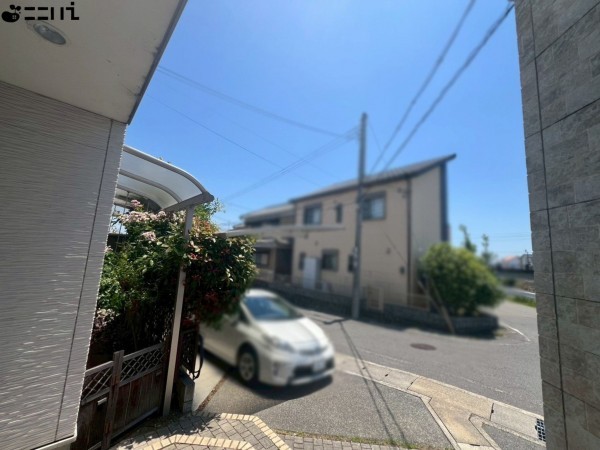 姫路市勝原区宮田、中古一戸建ての前面道路を含む現地写真画像です