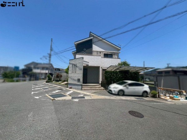 姫路市勝原区宮田、中古一戸建ての前面道路を含む現地写真画像です