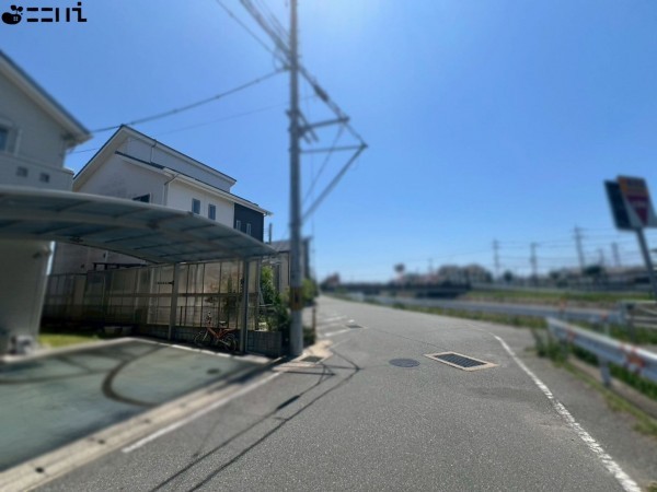 姫路市勝原区宮田、中古一戸建ての前面道路を含む現地写真画像です