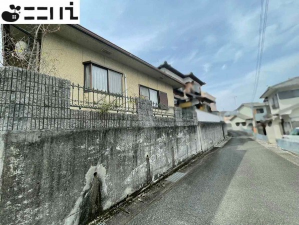 相生市双葉、中古一戸建ての前面道路を含む現地写真画像です