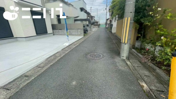 姫路市広畑区小松町、中古一戸建ての前面道路を含む現地写真画像です