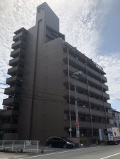 姫路市飾磨区三宅、マンションの外観画像です