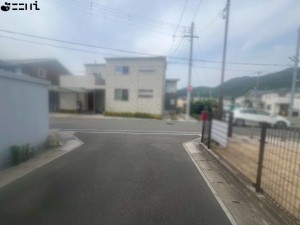 姫路市広畑区蒲田、中古一戸建ての前面道路を含む現地写真画像です
