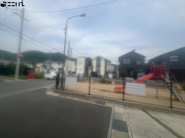 姫路市広畑区蒲田、中古一戸建ての前面道路を含む現地写真画像です