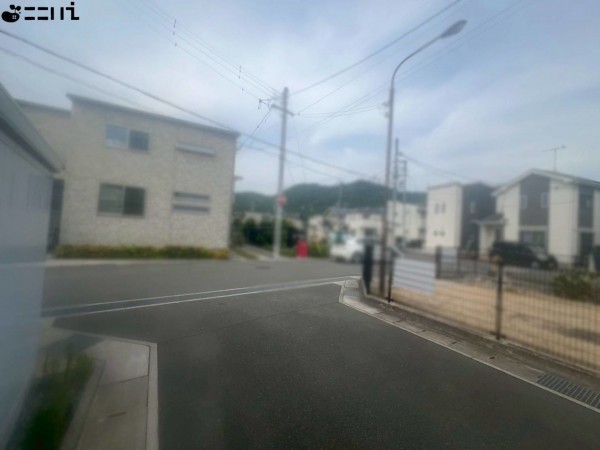 姫路市広畑区蒲田、中古一戸建ての前面道路を含む現地写真画像です