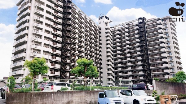 姫路市飾磨区加茂、マンションの外観画像です