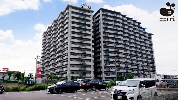 姫路市飾磨区加茂、マンションの外観画像です