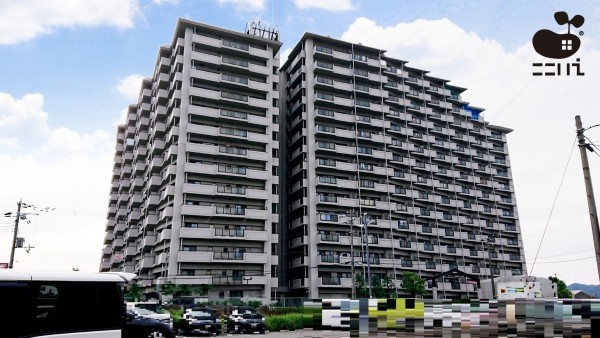 姫路市飾磨区加茂、マンションの外観画像です