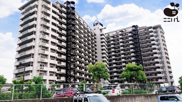 姫路市飾磨区加茂、マンションの外観画像です