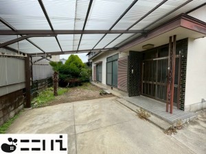 揖保郡太子町岩見構、中古一戸建ての駐車場画像です