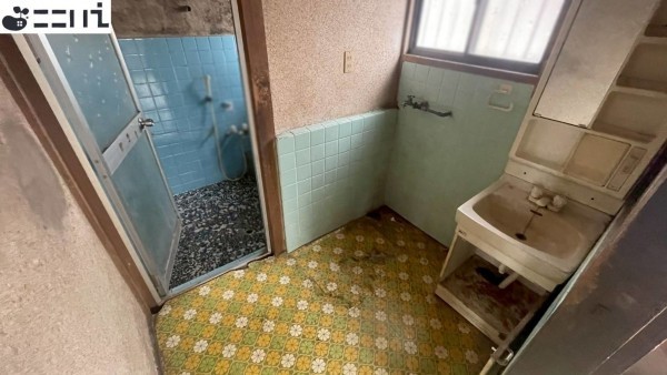 揖保郡太子町岩見構、中古一戸建ての洗面画像です