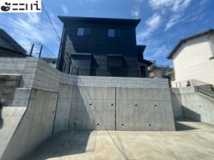 揖保郡太子町東出、中古一戸建ての駐車場画像です