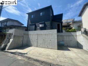 揖保郡太子町東出、中古一戸建ての前面道路を含む現地写真画像です