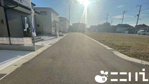 姫路市四郷町、新築一戸建ての前面道路を含む現地写真画像です