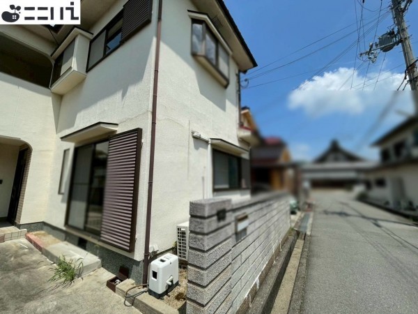 揖保郡太子町佐用岡、中古一戸建ての前面道路を含む現地写真画像です