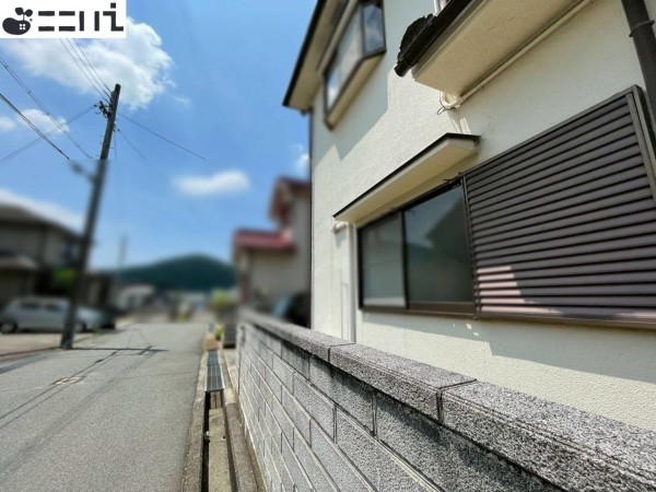 揖保郡太子町佐用岡、中古一戸建ての前面道路を含む現地写真画像です