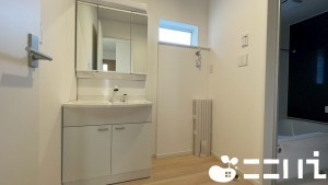 姫路市飾磨区西浜町、新築一戸建ての洗面画像です