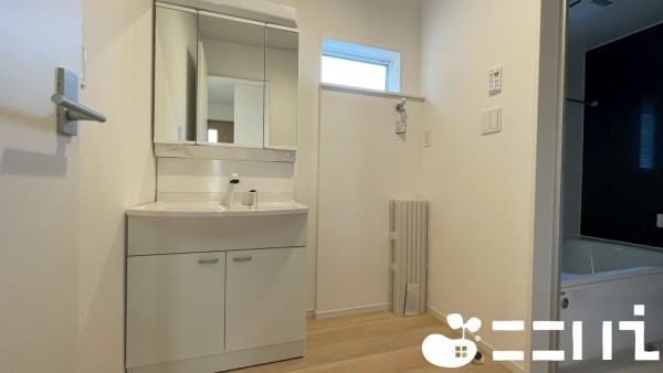 姫路市飾磨区西浜町、新築一戸建ての洗面画像です