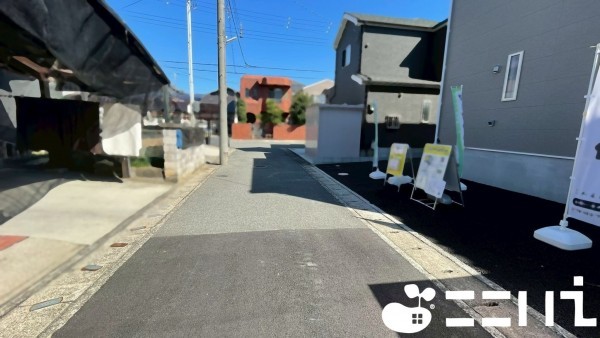 姫路市飾磨区西浜町、新築一戸建ての前面道路を含む現地写真画像です