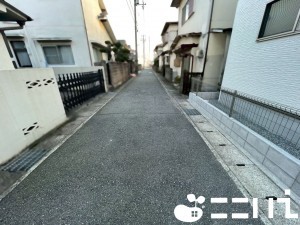 姫路市飾磨区英賀、新築一戸建ての前面道路を含む現地写真画像です