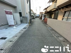 姫路市飾磨区英賀、新築一戸建ての前面道路を含む現地写真画像です