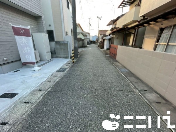 姫路市飾磨区英賀、新築一戸建ての前面道路を含む現地写真画像です